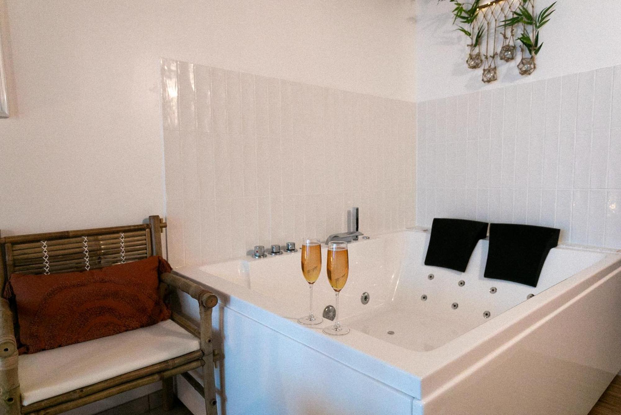 Bali Serenity Balneo Et Lit Rond Lagnieu エクステリア 写真